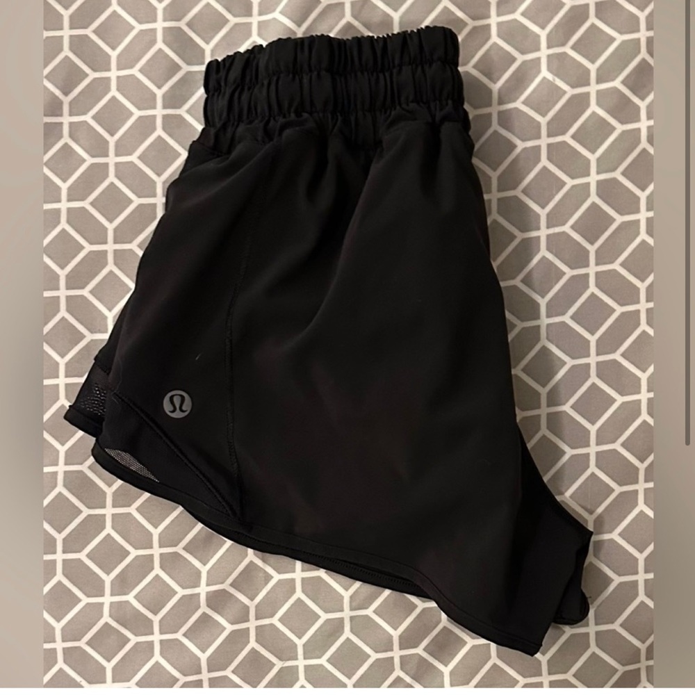 black lululemon shorts